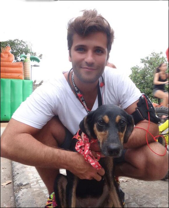 Bruno Gagliasso posa com cadelinha que precisa ser adotada