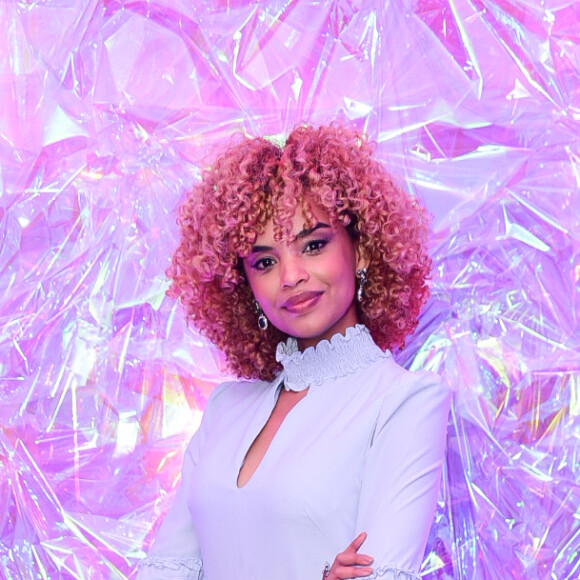 Lucy Ramos combinou look com maquiagem em tons terrosos