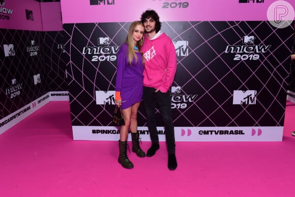 Fiuk e Isabella Scherer posaram juntosno red carpet dO MTV MIAW: 'Combinandinho'