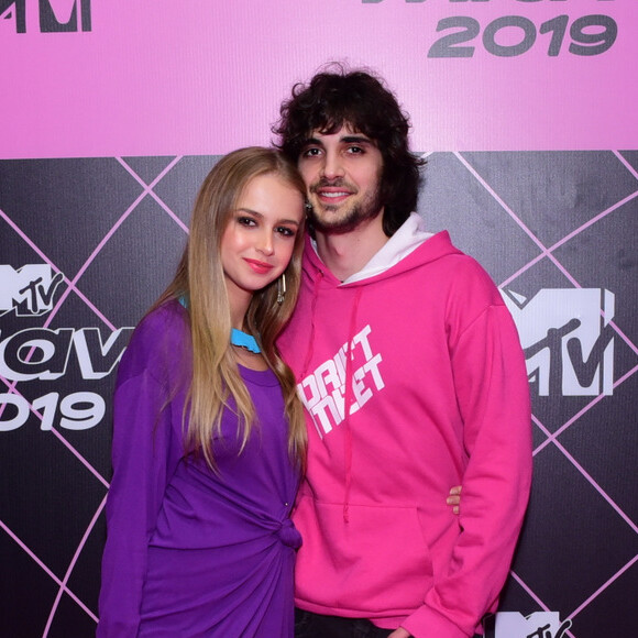 Fiuk e Isabella Scherer posaram juntosno red carpet dO MTV MIAW: 'Combinandinho'