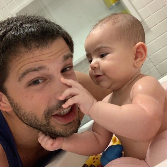 Duda Nagle compartilhou momento do banho com a filha, Zoe, na web