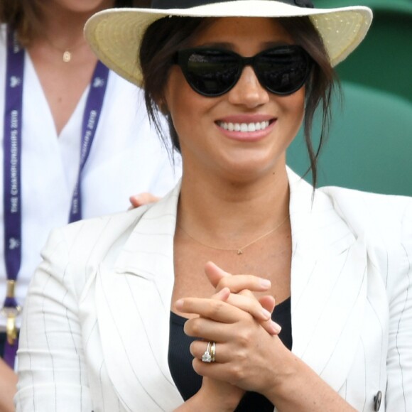 Meghan Markle escolheu um cordão de ouro com a inicial do nome de seu filho, Archie