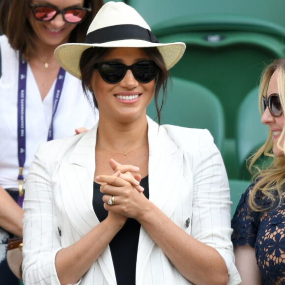 Meghan Markle homenageia filho, Archie, com joia em look para Wimbledon nesta quinta-feira, dia 04 de julho de 2019