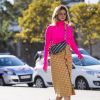A blusa neon garante um combinação descolada com a saia xadrez