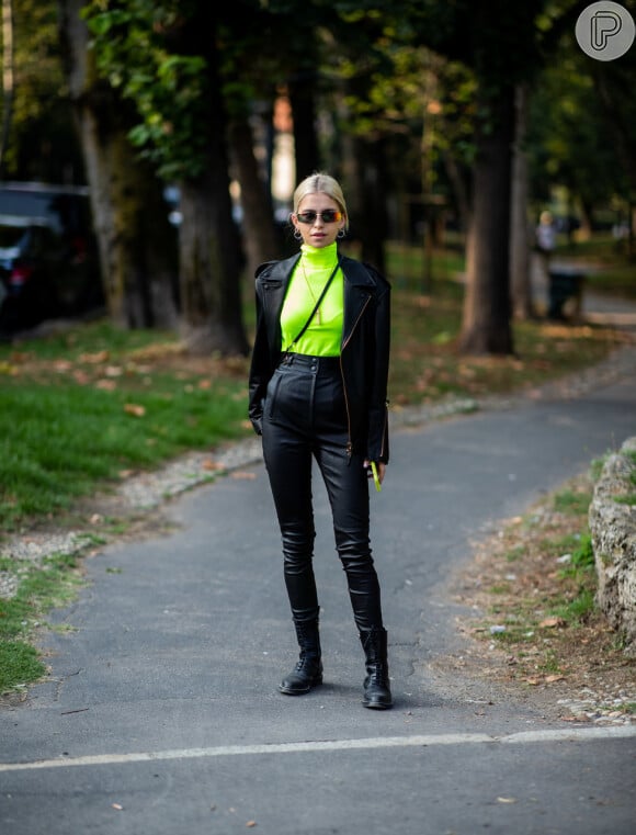 Blazer preto com blusa neon garante um look moderno e descolado