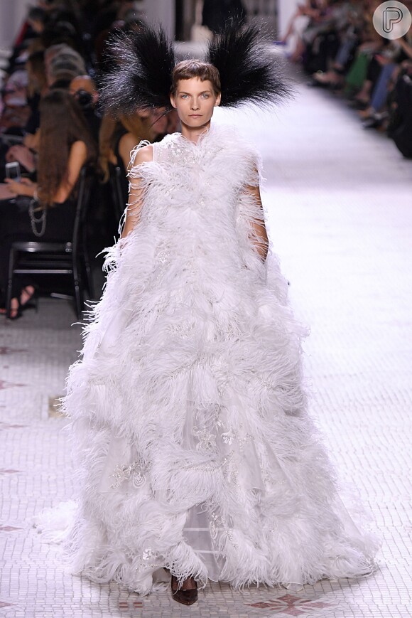 Plumas em alta nesta temporada: o look da Givenchy é perfeito para noivas