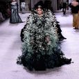As plumas marcaram presença na semana de alta-costura em Paris, o look é Givenchy