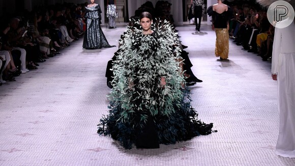As plumas marcaram presença na semana de alta-costura em Paris, o look é Givenchy