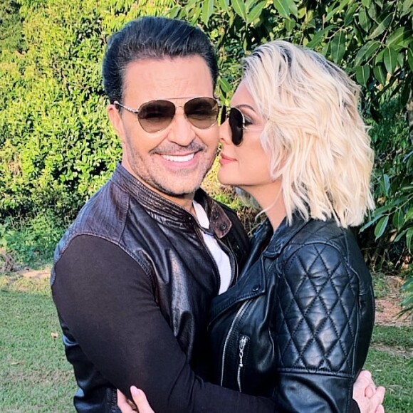 Eduardo Costa e Antonia Fontenelle trocaram beijos nos bastidores de um clipe do sertanejo