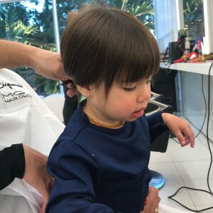 Adriana Sant'Anna mostrou primeiro corte de cabelo da filha, Linda