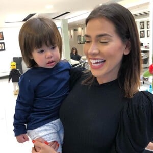 Filha de Adriana Sant'Anna, Linda adotou cabelo chanel e com franja