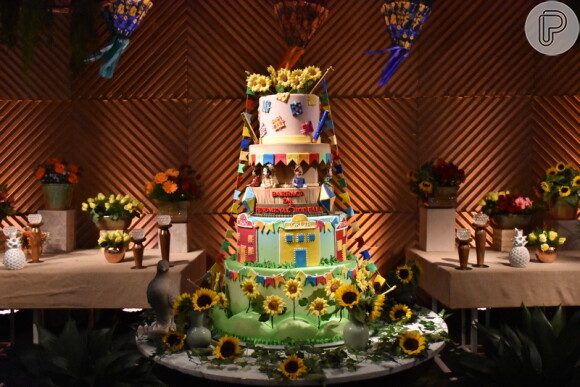 Detalhe do bolo de aniversário da cantora Márcia Fellipe