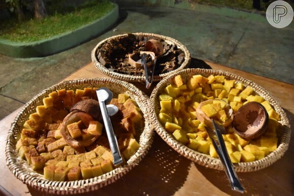 Aniversário da cantora Márcia Fellipe teve comidas típicos das festas julinas