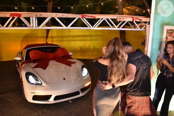 Cantora Márcia Fellipe foi surpreendida ao ganhar carro de luxo avaliado em R$ 500 mil do marido em festa de aniversário