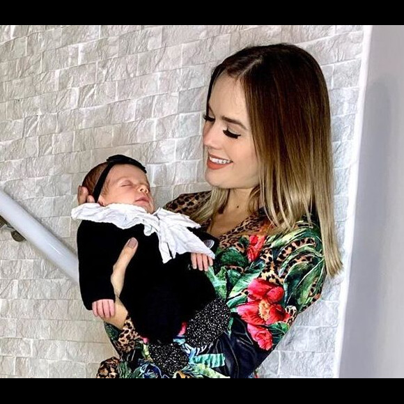 Thaeme Mariôto mostra barriga de 2 meses após o parto nesta quarta-feira, dia 10 de julho de 2019