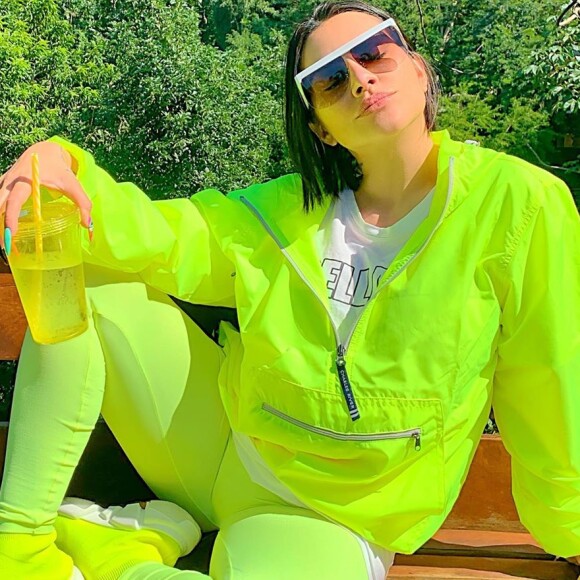 Cleo comentou com bom humor sua resposta a uma internauta: 'Tanta coisa para levar para casa e você acha que eu vou levar desaforo'