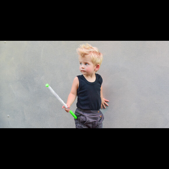 Filho de Karina Bacchi, Enrico rouba a cena por look estiloso em evento com a mãe