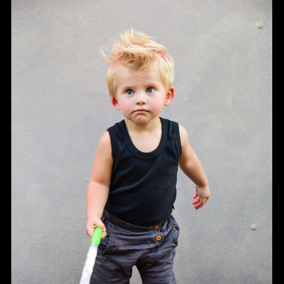 Filho de Karina Bacchi, Enrico rouba a cena com cabelo espetado