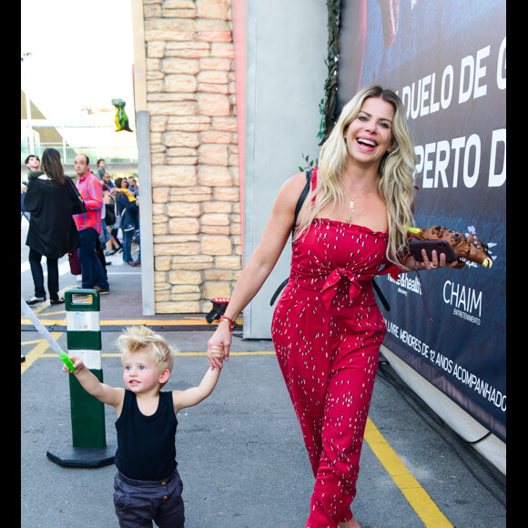 Karina Bacchi chega de mãos dadas com Enrico em festa