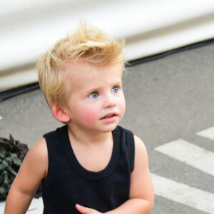 Karina Bacchi leva o filho, Enrico, para curtir espetáculo de dinossauros no shopping Eldorado, em São Paulo, neste domingo, 14 de julho de 2019