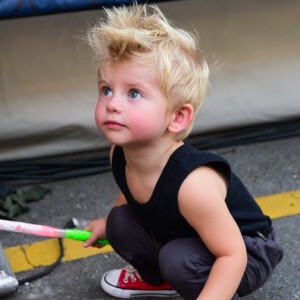 Karina Bacchi leva o filho, Enrico, para curtir espetáculo de dinossauros no shopping Eldorado, em São Paulo, neste domingo, 14 de julho de 2019
