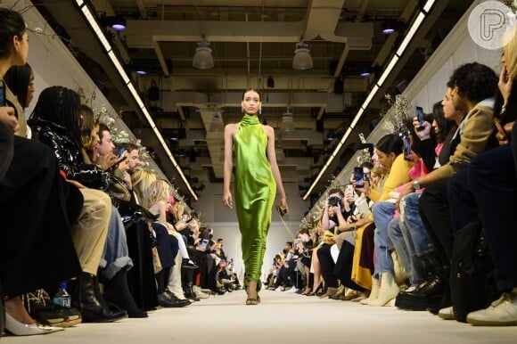 O retorno do cetim à moda: o vestido de festa e Brandon Maxwell é igualmente minimalista e vibrante