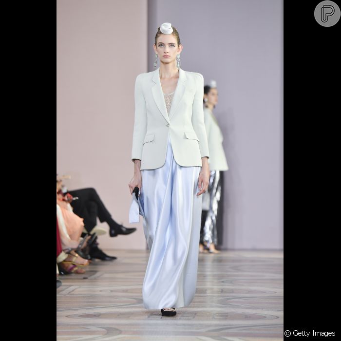 O retorno do cetim à moda: saia fluida combinada com alfaiataria do look Giorgio Armani Privé