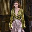 O retorno do cetim à moda: bem brilhante, o look plissado de Peter Pilotto mistura duas cores