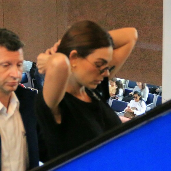 Isis Valverde apostou em óculos redondo, com pegada vintage, para viajar