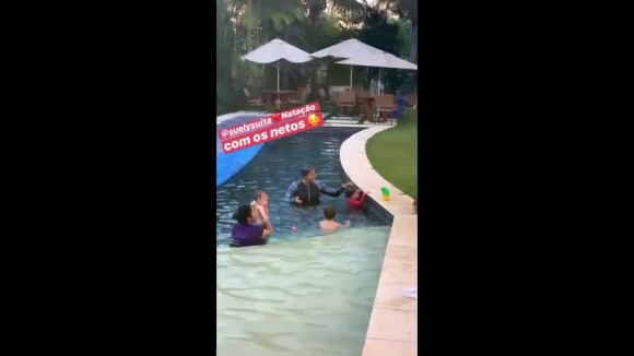 Natação em família! Andressa Suita filma filhos em aula na piscina com a avó