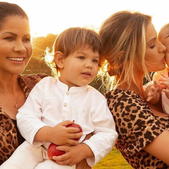 Filhos de Andressa Suita fazem aula de natação e avó, Suely, participa, como a modelo mostrou nesta quarta-feira, dia 17 de julho de 2019