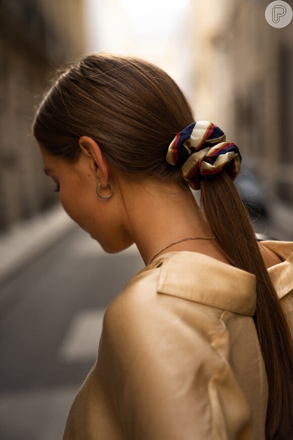 O scrunchie é o elástico de cabelo revestido de tecido que voltou como queridinho das fashionistas
