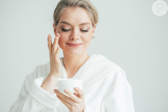 O cremes hidratante pode ser aplicado à noite para deixar a pele macia pela manhã