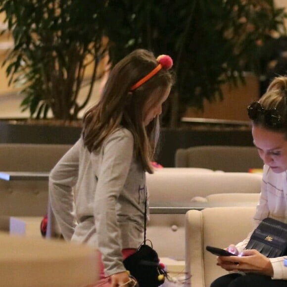 Filha de Fernanda Rodrigues e Raoni Carneiro, Luísa, de 9 anos, mostrou estilo em dia de cinema com os pais e o irmão, Bento, de 3, em shopping do Rio, nesta quinta-feira, 18 de julho de 2019