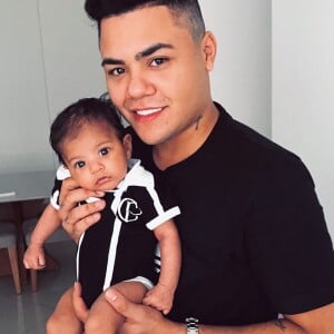 Felipe Araújo batizou o filho, Miguel, de 5 meses