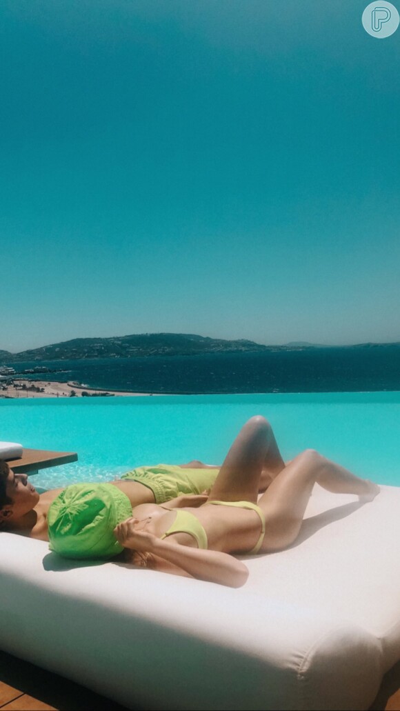 Jade Picon e João Guilherme Ávila combinam look beachwear neon ao curtirem Mykonos, na Grécia