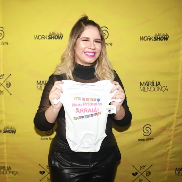 Marilia Mendonça voltou a receber um presente para o bebê em show de Sorocaba