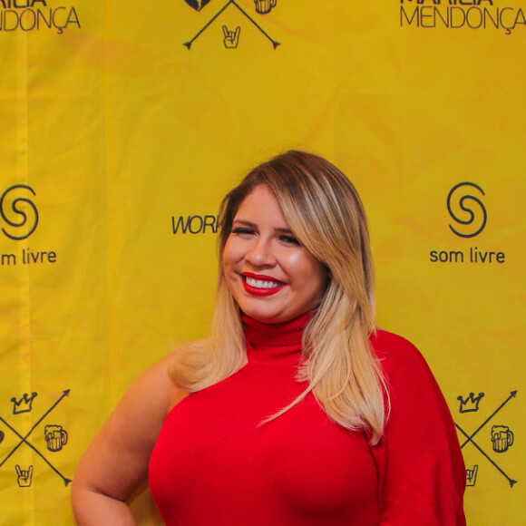 Marilia Mendonça disse ter sentido muitas dores na coluna antes de show e pediu ajuda de fãs para descobrir um alongamento