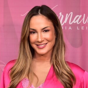 Claudia Leitte, no fim da gravidez, diz acordar à noite com a filha, Bella, se mexendo: 'Acordo muito para fazer xixi e ela me acorda, sim, mas aí tento mudar de posição'