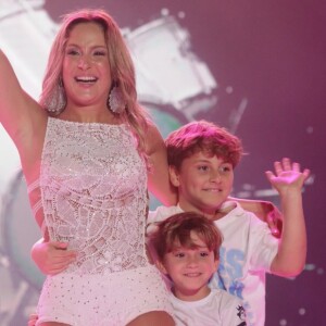 Claudia Leitte, na reta final da gravidez, indicou a parte mais chata dessa fase: 'Tomar banho é um saco porque para lavar as partes íntimas parece que você está malhando'