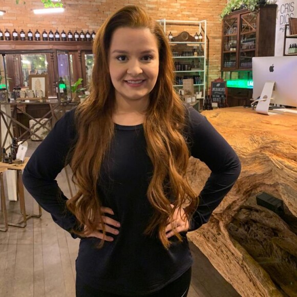 'Como meus fios são bem finos, eu procurei um lugar mais natural, onde não houvesse tanta química e que principalmente, tratasse bem dos meus cabelos, sem danificar e busquei a coloração vegetal da Cris', explicou Maiara