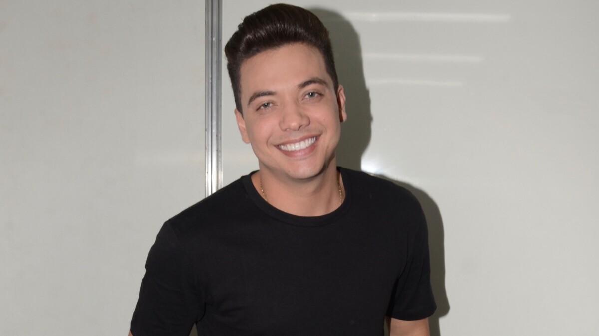 Wesley Safadão faz show e os três filhos assistem do palco