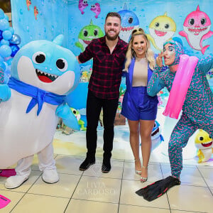 Zé Neto e a mulher, Natália Toscano, posaram para fotos no aniversário do filho