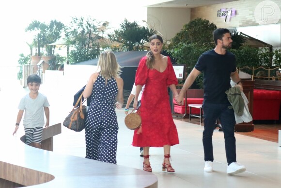 Juliana Paes e o marido levaram os filhos para assistir o filme 'O Rei Leão' nesta quarta-feira, 24 de julho de 2019