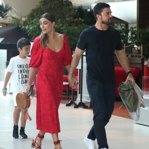 Juliana Paes escolheu look bem feminino para passeio com a família