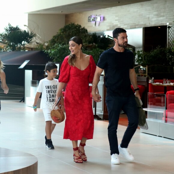 Juliana Paes usou vestido romântico, com decote e mangas bufantes