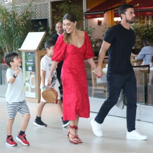 Juliana Paes foi fotografada com a família em shopping carioca