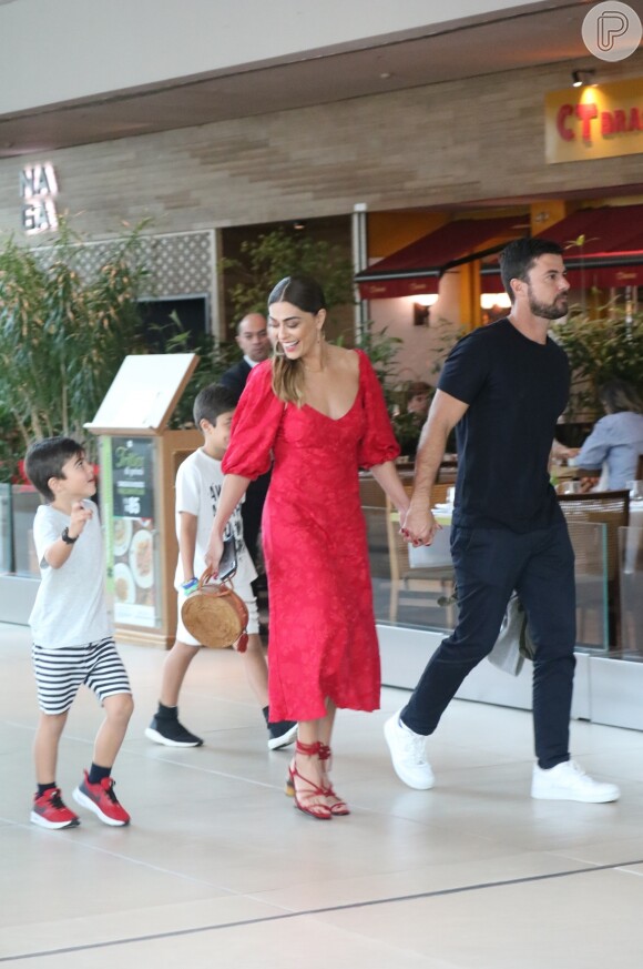 Juliana Paes foi fotografada com a família em shopping carioca