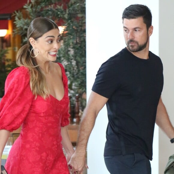 Juliana Paes foi clicada com marido, o empresário Carlos Eduardo Baptista, em shopping do Rio