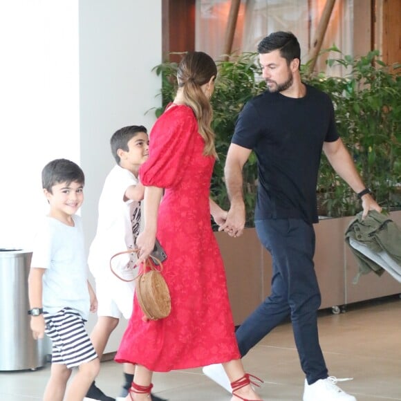 Filho de Juliana Paes, Pedro e Antonio chamaram atenção por semelhança